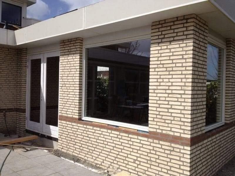 Afwerking: openslaande deuren en een groot raam in de nieuwe aanbouw. (Facebook, 10 januari 2021)