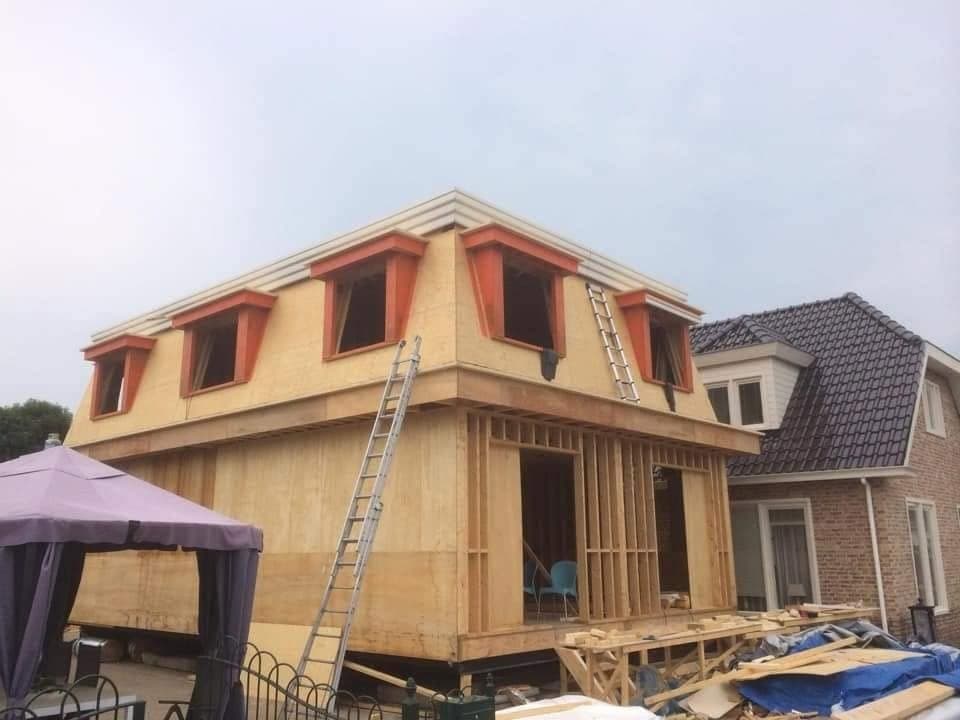Casco: vooraanzicht met de ladders tegen de kap. (Facebook, 10 januari 2021)