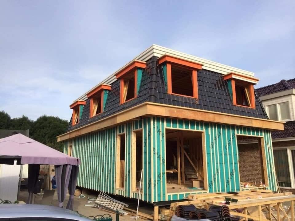 Ingepakt: overzicht van de woning met de gepande mansardekap. (Facebook, 10 januari 2021)