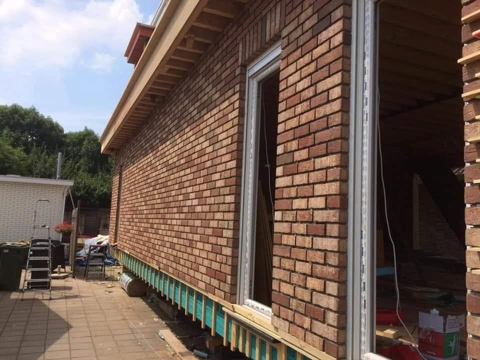 Gevel: zijgevel in steen met de kozijnopening. (Facebook, 10 januari 2021)