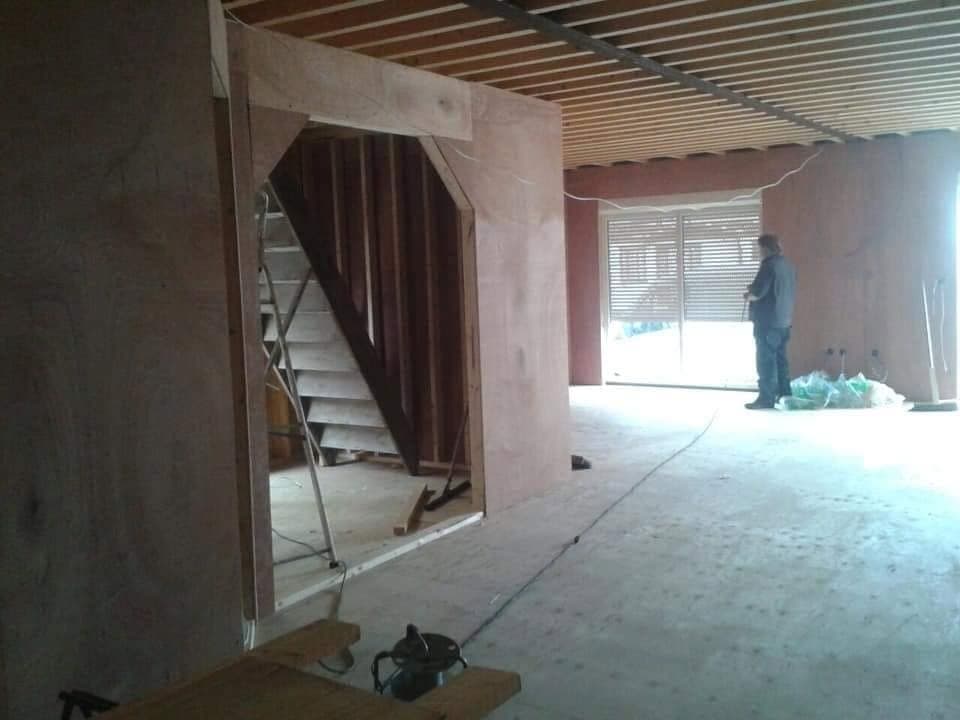 Binnen: ruimte op de begane grond met de trapopening. (Facebook, 10 januari 2021)