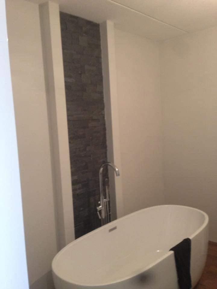 Overzicht van het bad in de witte badkamer. (Facebook, 11 januari 2021)