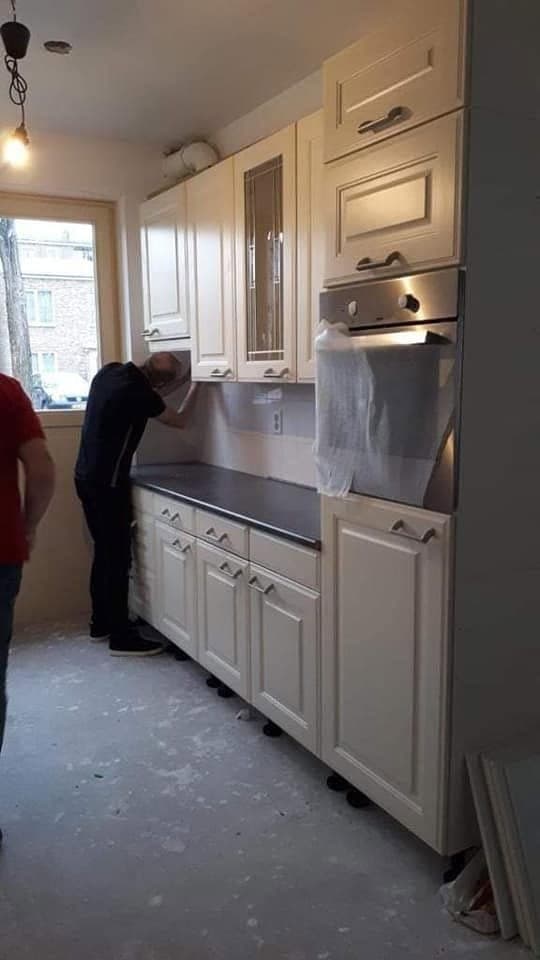 Tijdens het werk: monteur aan het werk bij de onderkasten. (Facebook, 10 januari 2021)