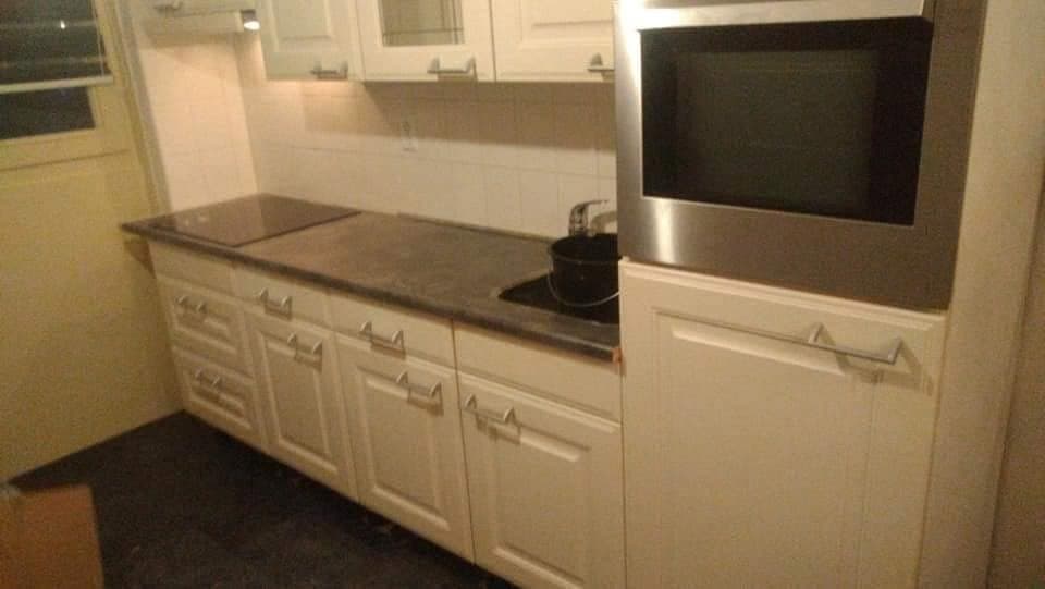 Na: keukenwand met inbouwmagnetron en hoge kast. (Facebook, 10 januari 2021)