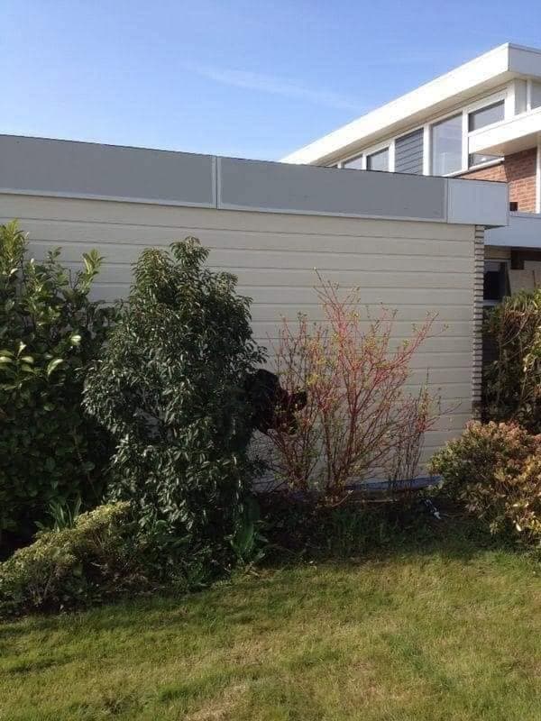 Wit houten bijgebouw in de tuin. (Facebook, 10 januari 2021)